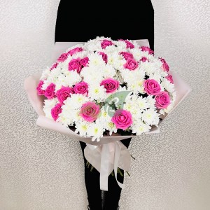 Букет из розовых роз и кустовых хризантем Изящный